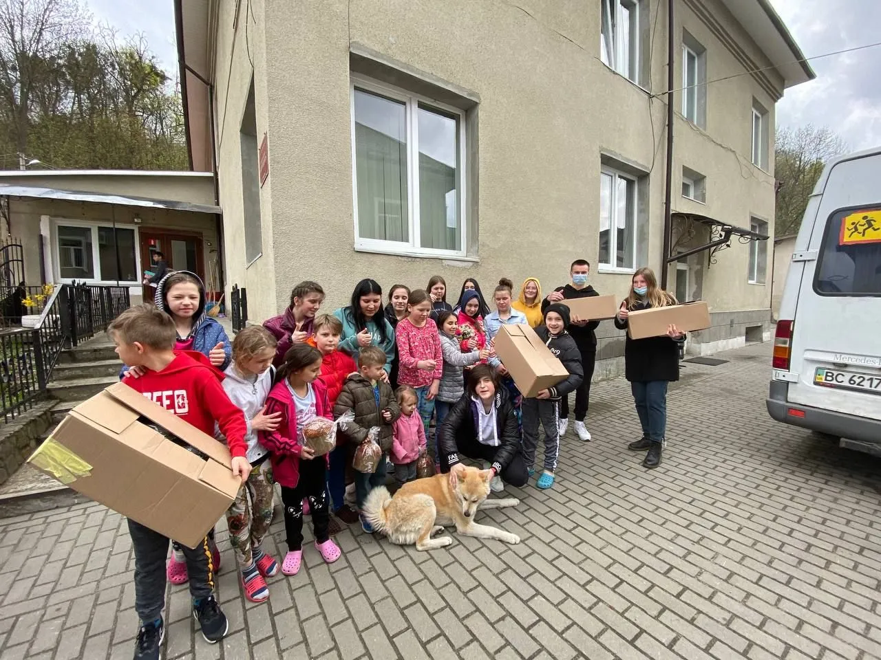 Діти з інституційних закладів отримали 500 пасок до Великодня