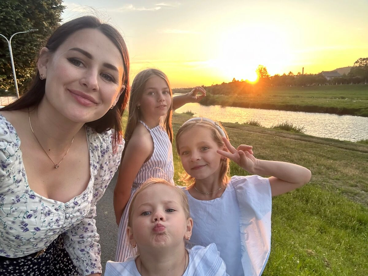 Прийомна мама для трьох сестер