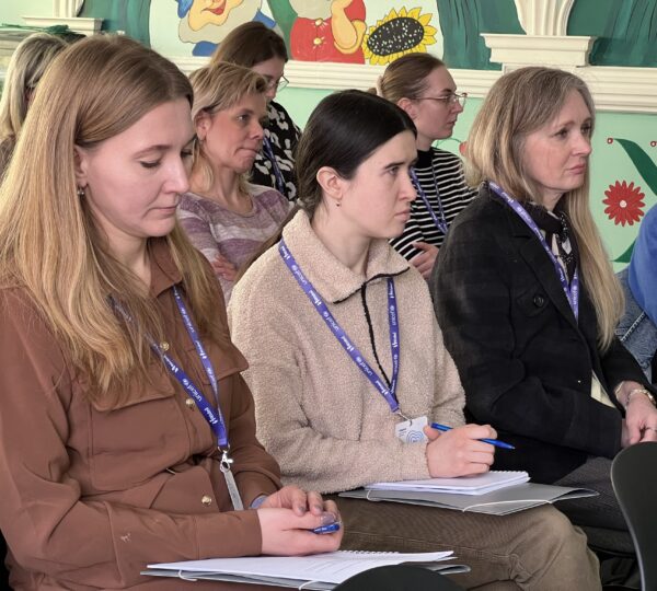 Такі навчання допомагають спеціалістам краще розуміти потреби дітей, які пережили травматичний досвід, і знаходити більш ефективні підходи у роботі. Це важлива частина щоденної роботи фахівців, які підтримують дітей і родини, що опинилися у складних життєвих обставинах