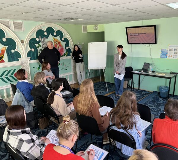 У КЗ ЛОР «Центр соціальної підтримки дітей та сімей» відбувся дводенний тренінг «Коли квіти ростуть на камінні: специфіка допомоги дітям та підліткам, які мають досвід травми»