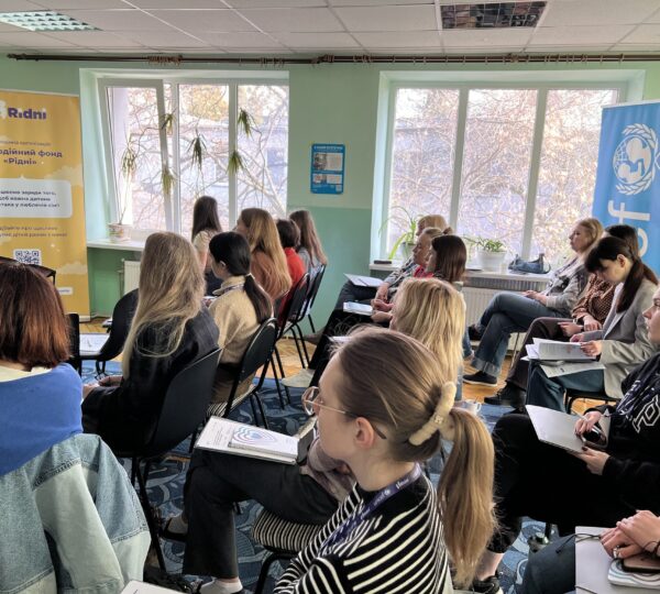 Такі навчання допомагають спеціалістам краще розуміти потреби дітей, які пережили травматичний досвід, і знаходити більш ефективні підходи у роботі. Це важлива частина щоденної роботи фахівців, які підтримують дітей і родини, що опинилися у складних життєвих обставинах