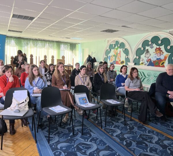 Такі навчання допомагають спеціалістам краще розуміти потреби дітей, які пережили травматичний досвід, і знаходити більш ефективні підходи у роботі. Це важлива частина щоденної роботи фахівців, які підтримують дітей і родини, що опинилися у складних життєвих обставинах