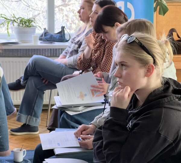 Такі навчання допомагають спеціалістам краще розуміти потреби дітей, які пережили травматичний досвід, і знаходити більш ефективні підходи у роботі. Це важлива частина щоденної роботи фахівців, які підтримують дітей і родини, що опинилися у складних життєвих обставинах