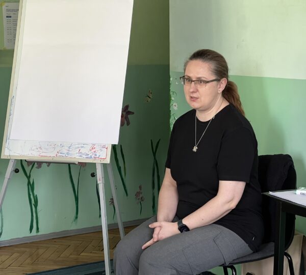 Такі навчання допомагають спеціалістам краще розуміти потреби дітей, які пережили травматичний досвід, і знаходити більш ефективні підходи у роботі. Це важлива частина щоденної роботи фахівців, які підтримують дітей і родини, що опинилися у складних життєвих обставинах